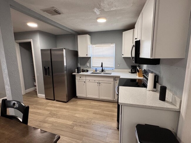 Building Photo - 802 E Emma St