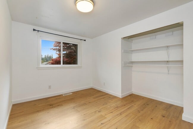 Building Photo - Newly Renovated Bothell Home Sitting on 1 Acre of Land!