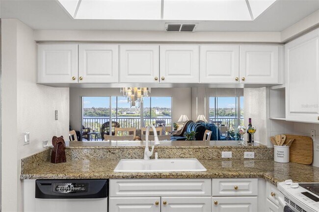 Building Photo - 6475 Shoreline Dr