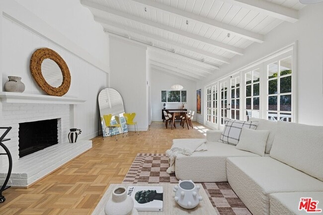 Building Photo - 864 Bienveneda Ave