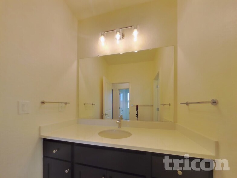 Building Photo - 2058 Delta Vw Ave