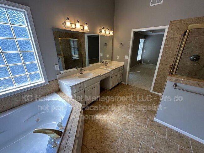 Building Photo - 5605 W 153rd Terrace