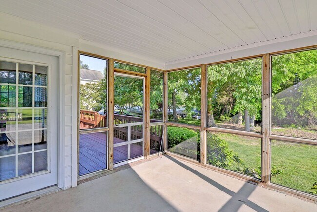 Building Photo - Beautiful Poquoson Home.