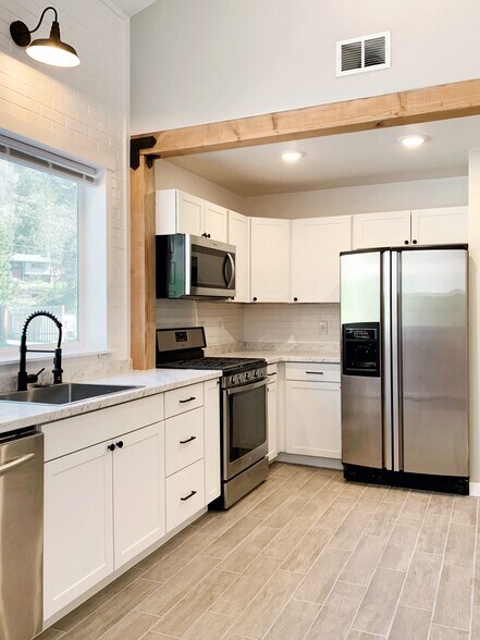 Building Photo - 387 Manley Rd