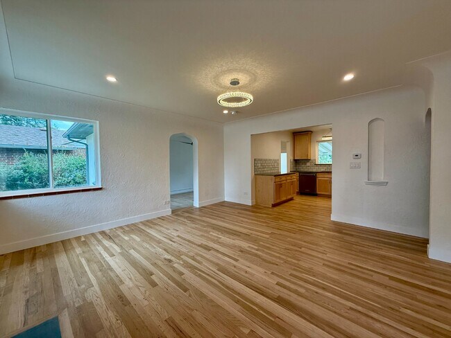 Building Photo - Beautifully remodeled mid-century modern h...