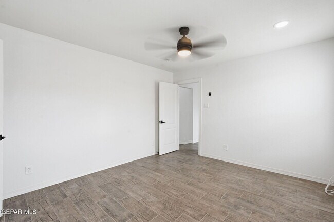 Building Photo - 3540 E Glen Dr