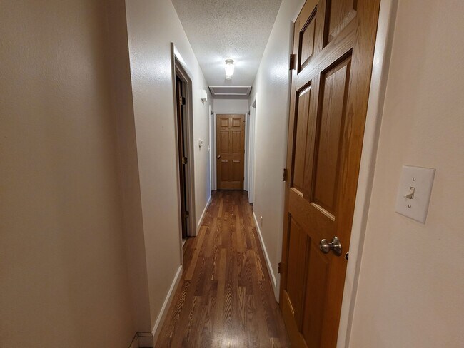 Building Photo - Coralville 4 bedroom 2.5 bath, 2 stall attached garage, fenced yard!