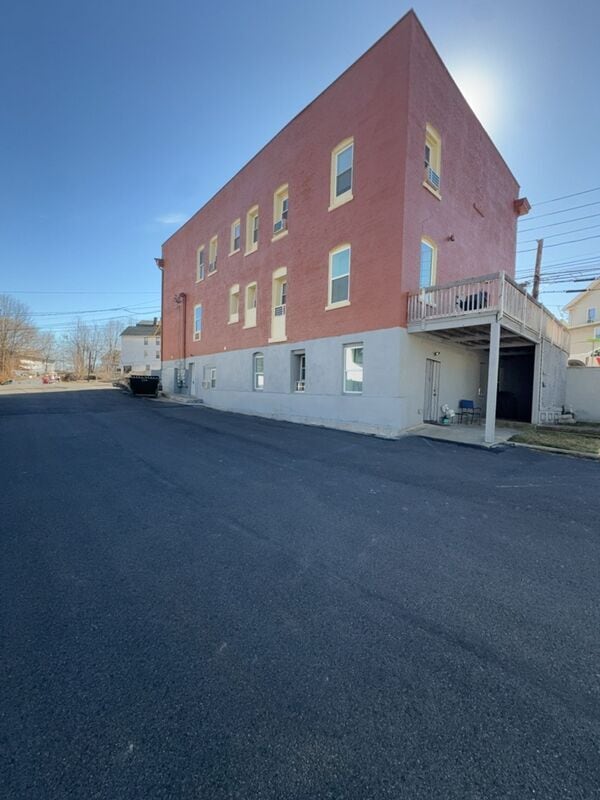 Building Photo - 730 N Main St