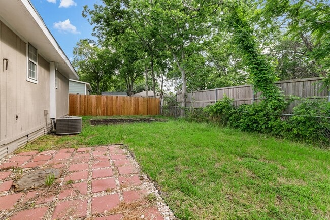 Building Photo - Charming 2 bedroom, 1 bathroom home located near Historic McKinney!!