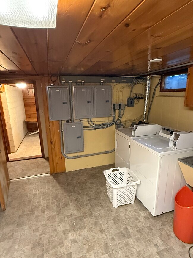 Building Photo - 1220 10th Ave N