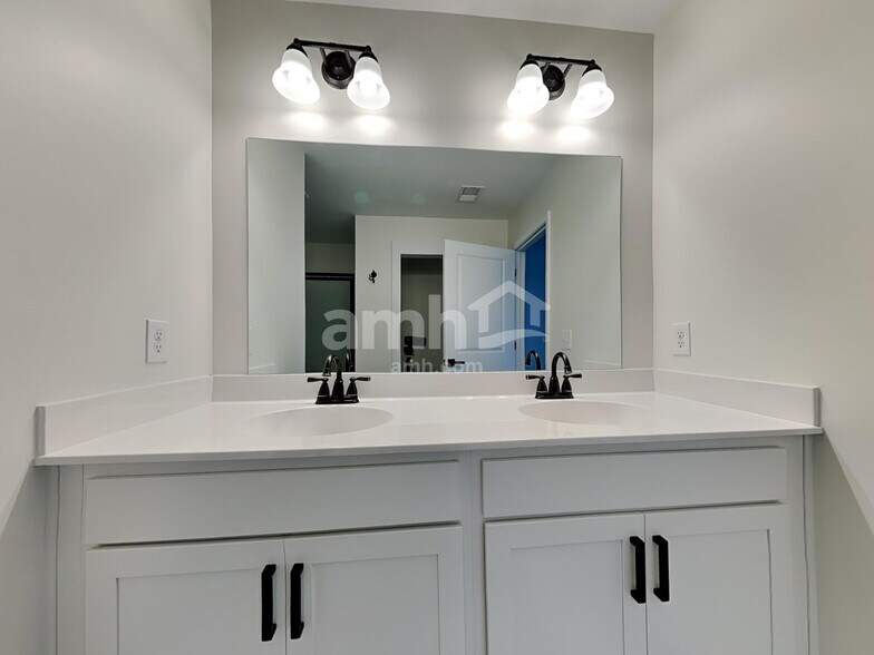 Building Photo - 121 Decker Dr