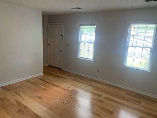 Building Photo - 1104 Collins Ln