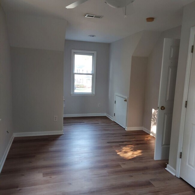 Building Photo - 1230 Briardale Rd