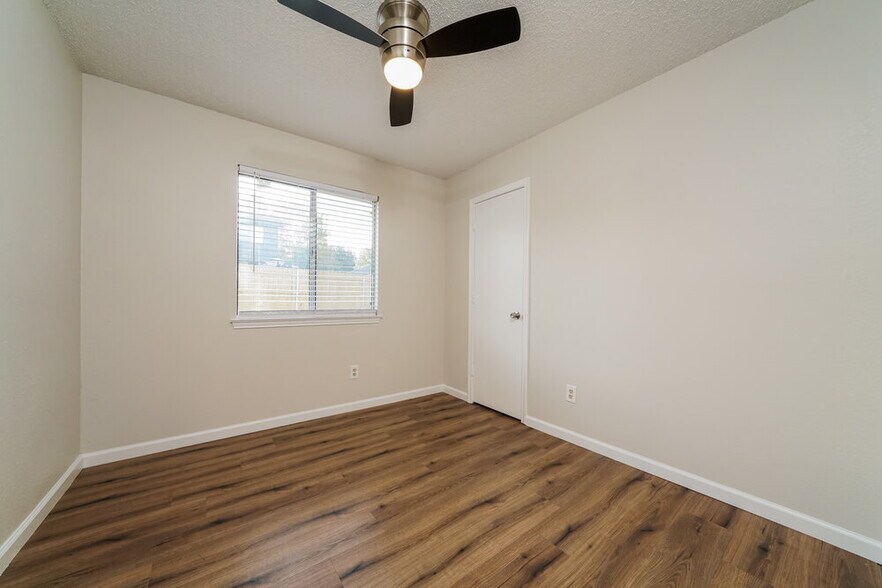 Building Photo - 6732 Woodsmoke Way