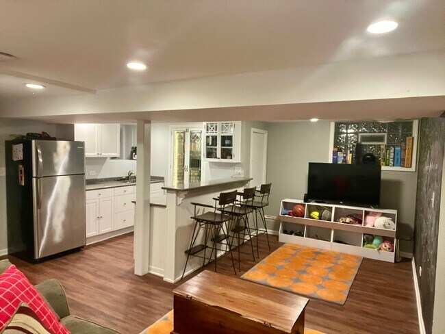 Building Photo - 3700 N Hermitage Ave