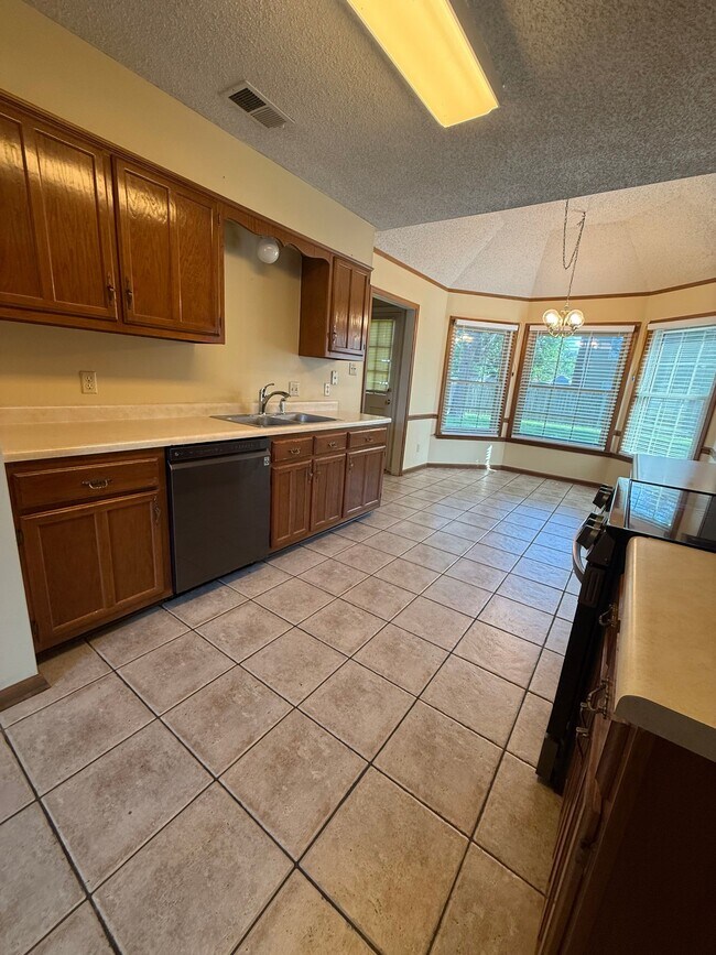 Building Photo - 8142 Creekside Cir S