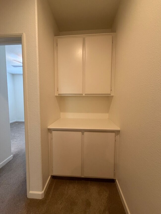 Building Photo - FOR LEASE – Beautiful 2 + 2.5 Townhome with A/C, Near Downtown Ventura & the Beach!