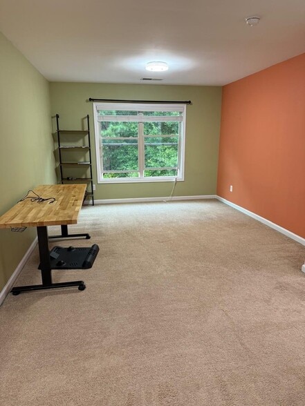 Building Photo - 2124 Greencrest Cir