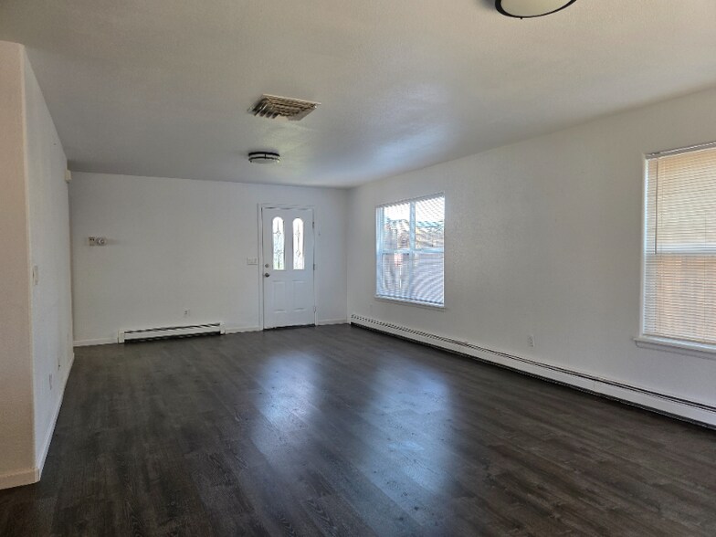 Building Photo - 2821 Village Park Dr