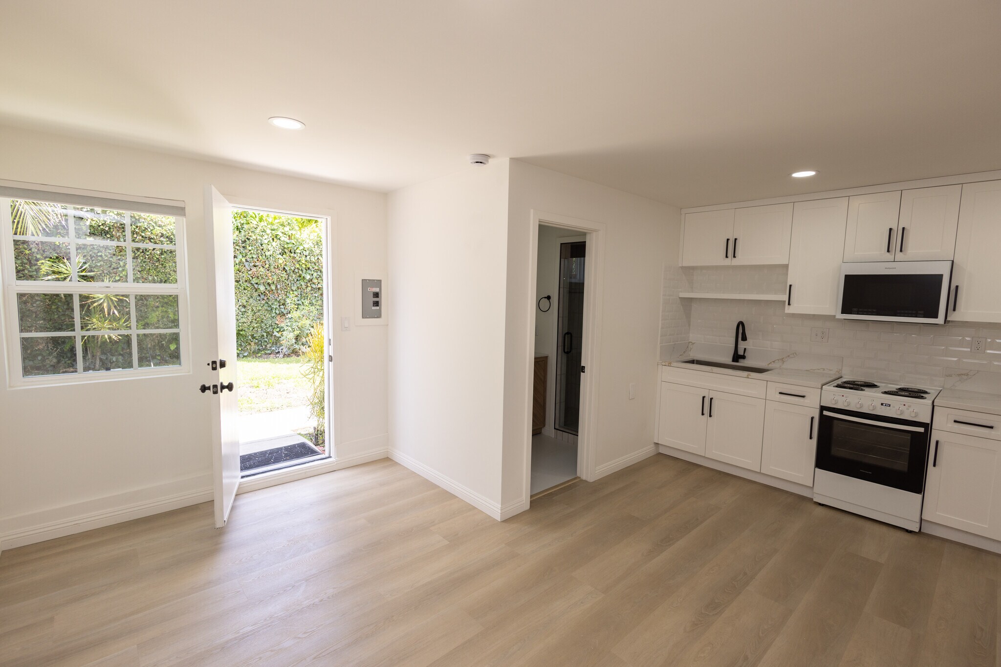 Building Photo - 446 S La Peer Dr