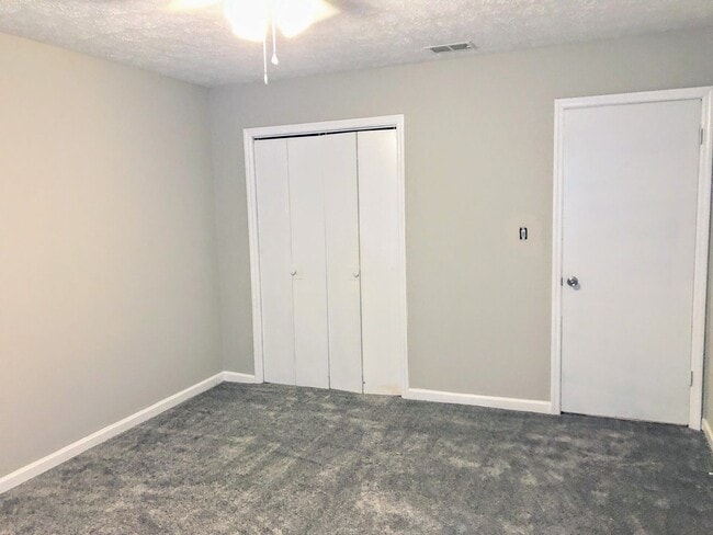 Building Photo - 2 bedroom 1 bathroom Duplex | Landscaping Included