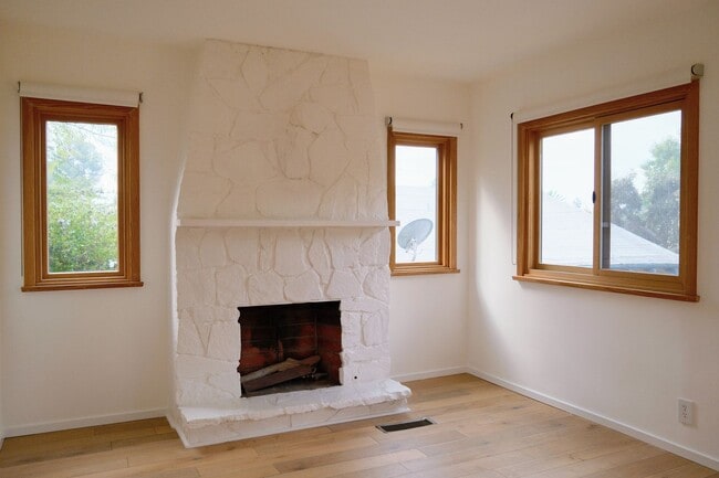 Building Photo - Serene 2bed /1 Bath Spanish Hideaway in He...