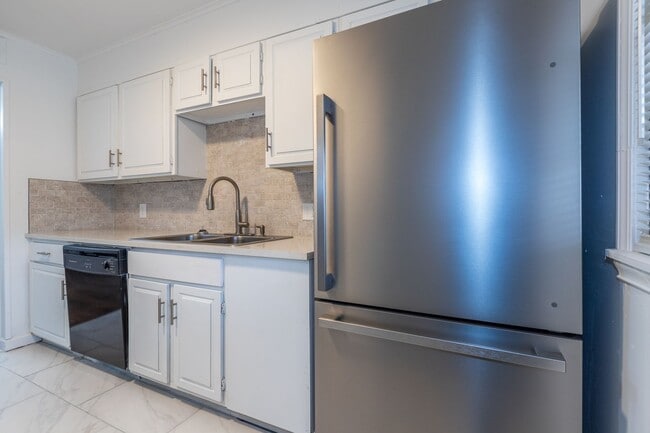 Building Photo - Beautiful 3 bedroom 1 bath, Available in April!