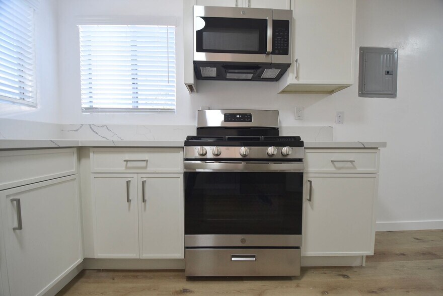 Building Photo - 10855 Morrison St