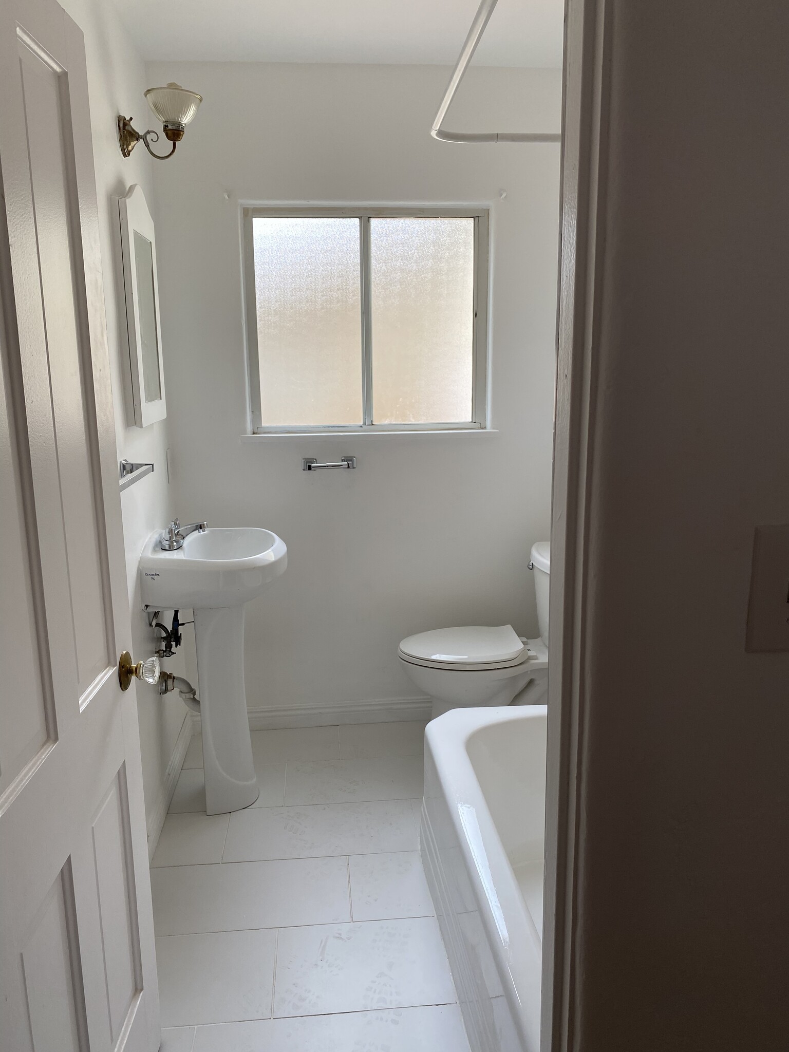 New floors, new toilet, freshly painted - 4506 Ellenwood Dr