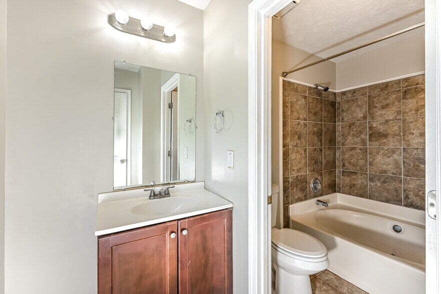 Building Photo - 1551 Willow Creek Ct