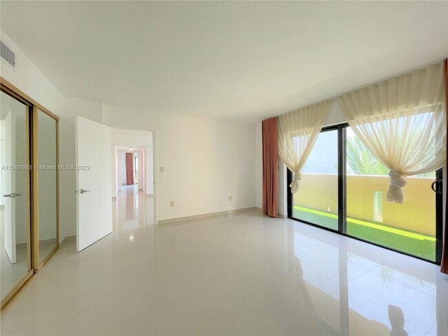 Building Photo - 2924 Collins Ave