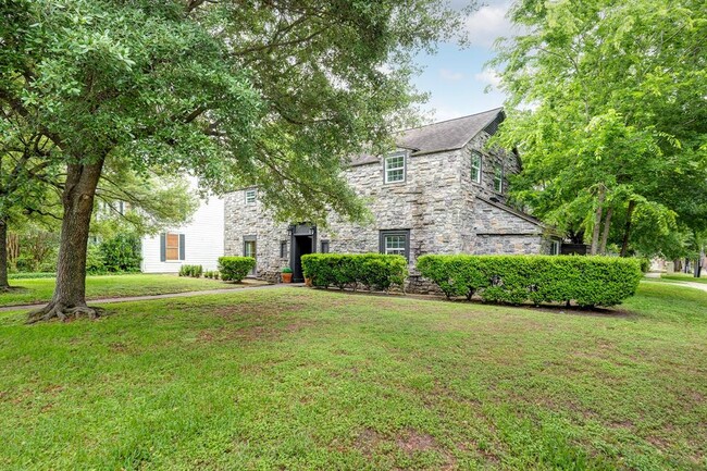 Building Photo - 3071 Locke Ln