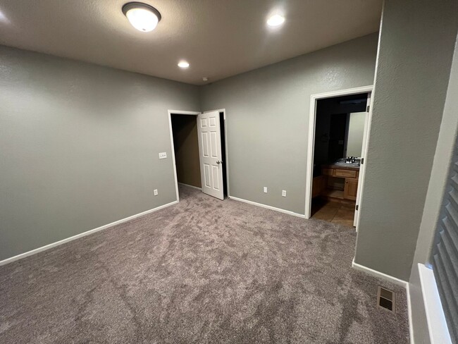 Building Photo - Spacious 2 bedroom townhome with attached ...