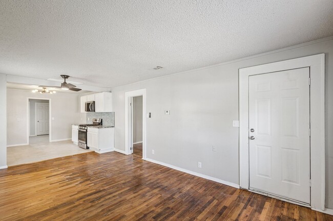 Building Photo - Beautifully renovated 2/1!