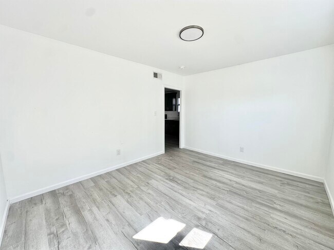 Building Photo - 619 Seneca St