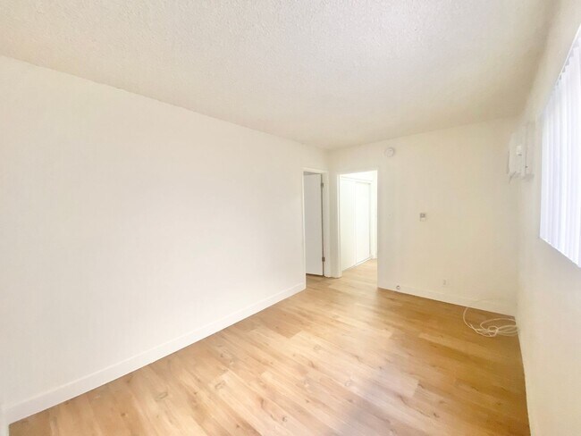 Building Photo - Cozy 1 bedroom unit located in Canoga Park!