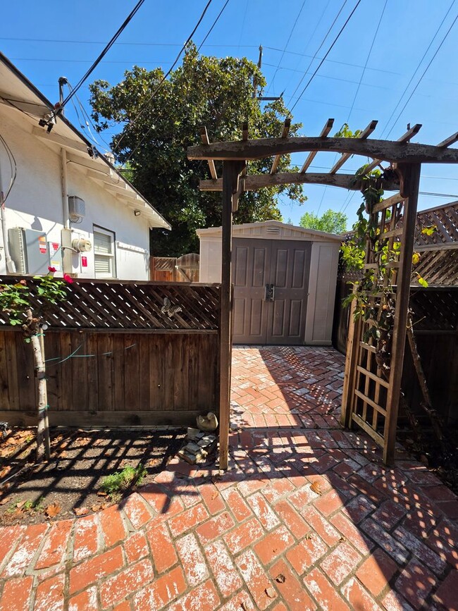 Building Photo - 2 bedroom 2 bathroom in Beverly Glen!