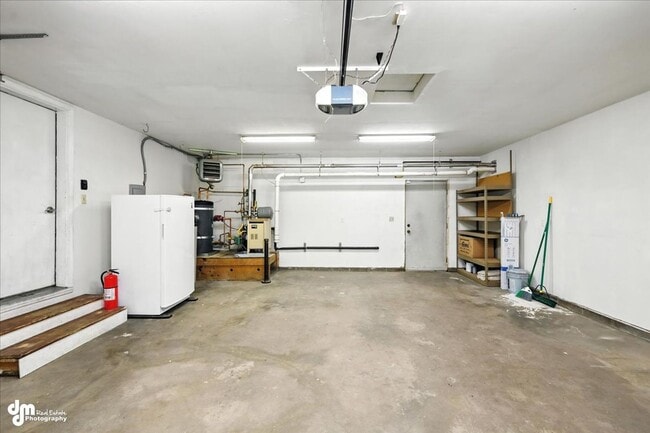 Building Photo - Spacious Palmer Home!