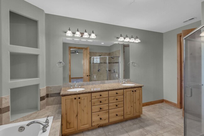 Building Photo - Canyon Links Townhomne