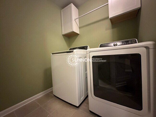 Building Photo - Updated 3 Bedroom Townhome in Bryant Park