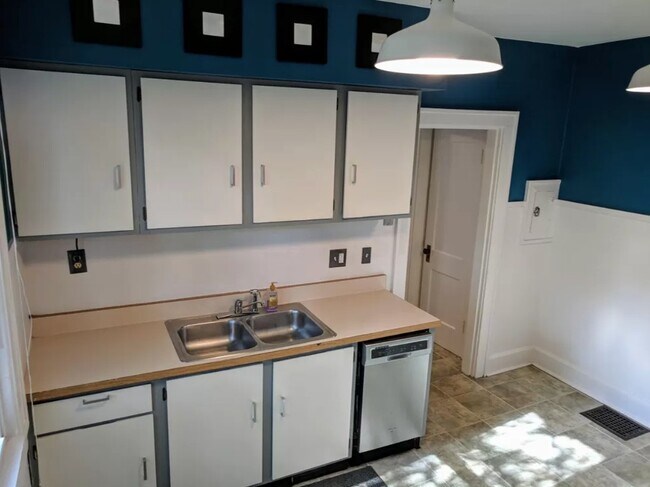 Building Photo - 223 E Maynard Ave