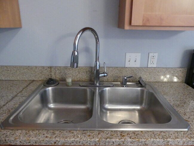 Building Photo - 1420 Menard St