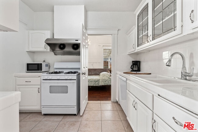 Building Photo - 607 N Gramercy Pl