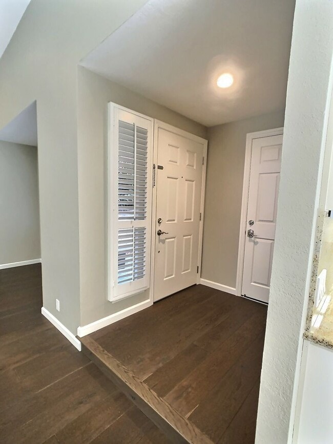 Building Photo - Dry Creek Village Townhouse!