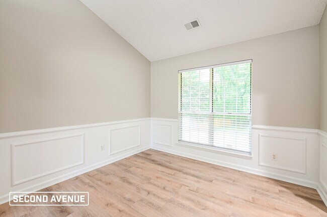 Building Photo - 2411 Windridge Dr NE
