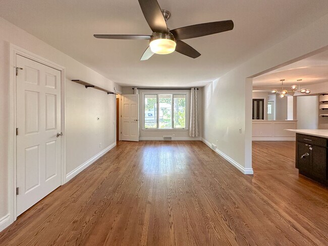 Building Photo - Stylish Grosse Pointe Woods Ranch with EV ...