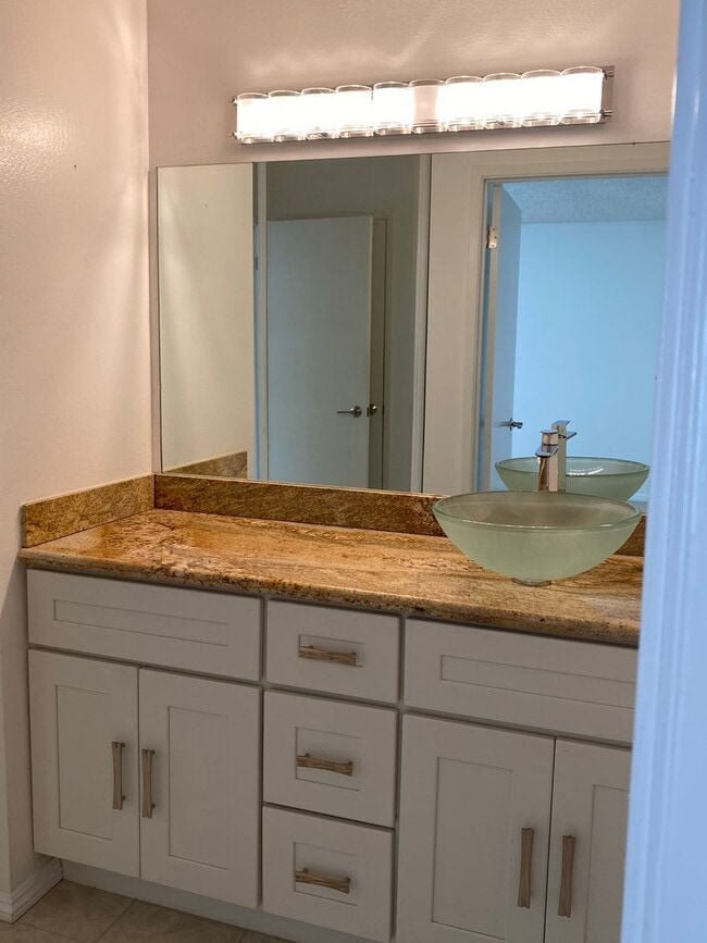 Building Photo - One Bedroom Condo Available in Watergate Community/Emeryville!
