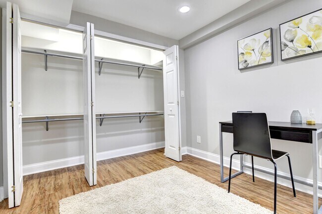 Building Photo - 3 Bed 2.5 Bath - Bloomingdale Condo - 1 Assigned Parking Space