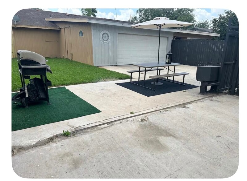 Outdoor Grilling Area - 605 E Upas Ave