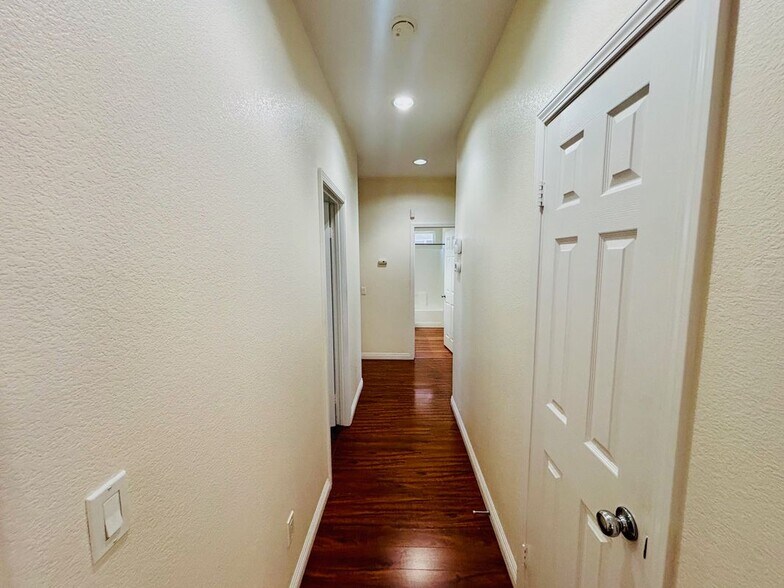 Building Photo - 5806 W Ave K-3